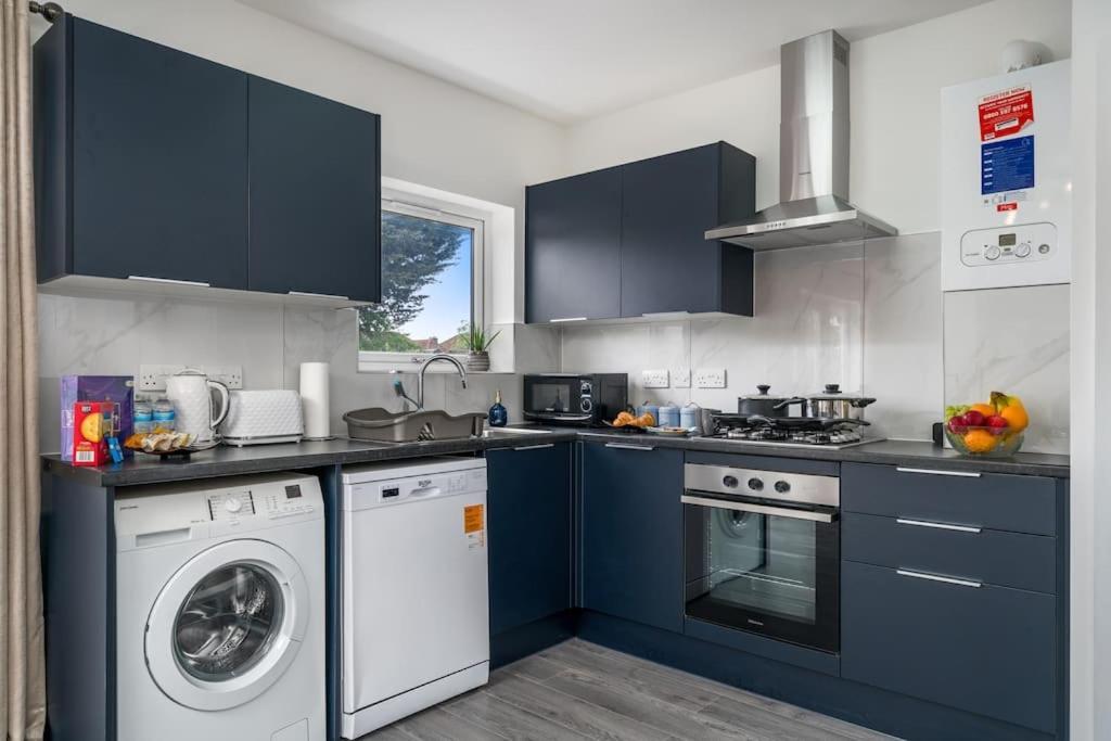 Lux 3Bed Near Wembley With Parking By Oceana Group - Sleeps 8 Apartment Harrow Exterior photo