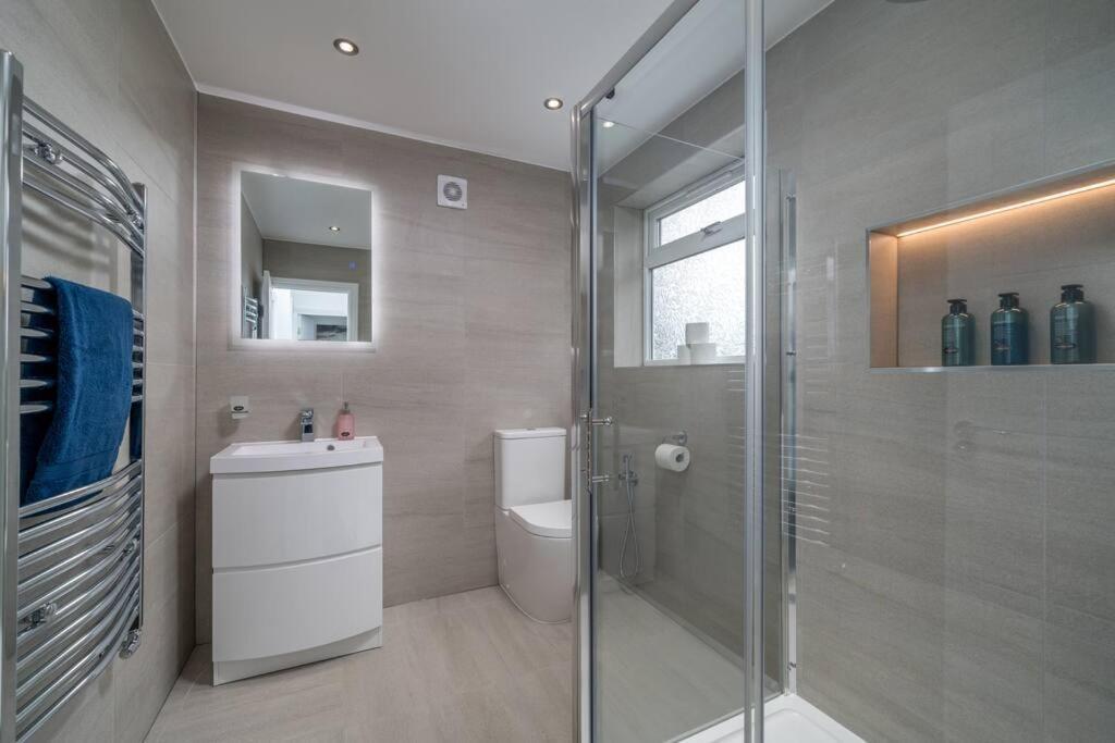Lux 3Bed Near Wembley With Parking By Oceana Group - Sleeps 8 Apartment Harrow Exterior photo